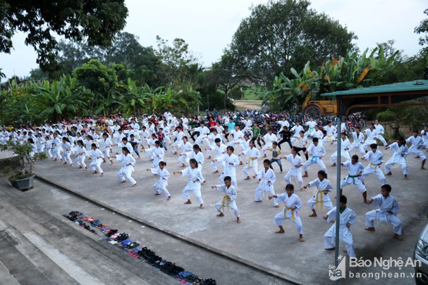 Lớp học miễn phí do Phương đảm trách. Ảnh: Báo Nghệ An