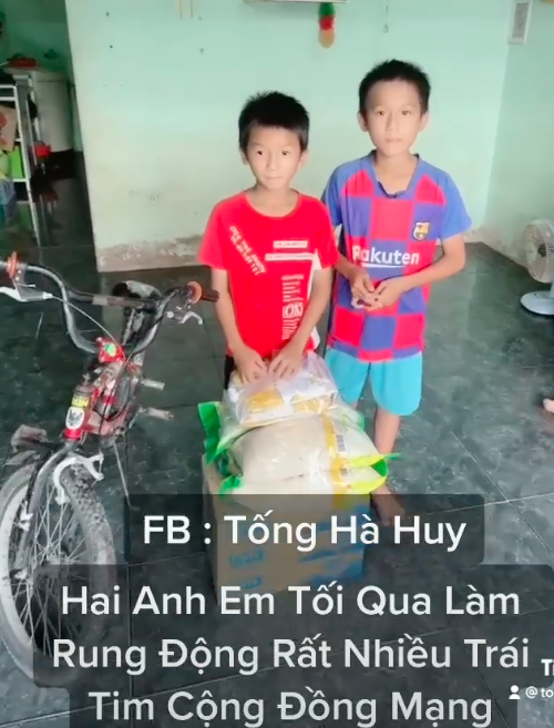 Anh Tống Hà Huy đến thăm nhà và trao quà cho hai anh em Giang - Dũng vào chiều 29/11