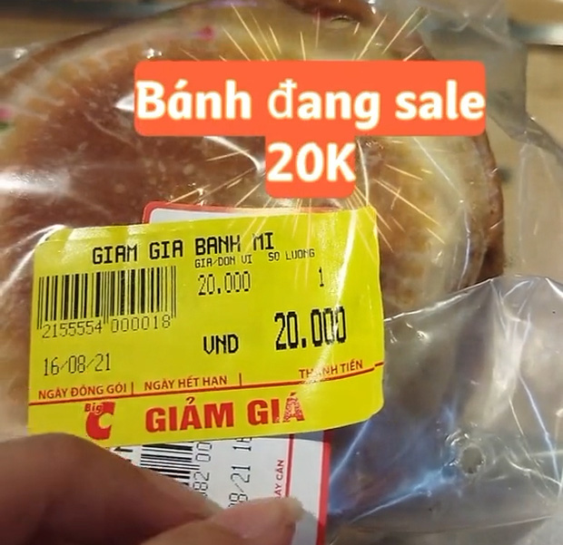 Đang hớn hở vì săn được chiếc bánh mì khuyến mại, chàng trai bỗng dở khóc dở cười khi phát hiện giá thật phía sau - Ảnh 2.