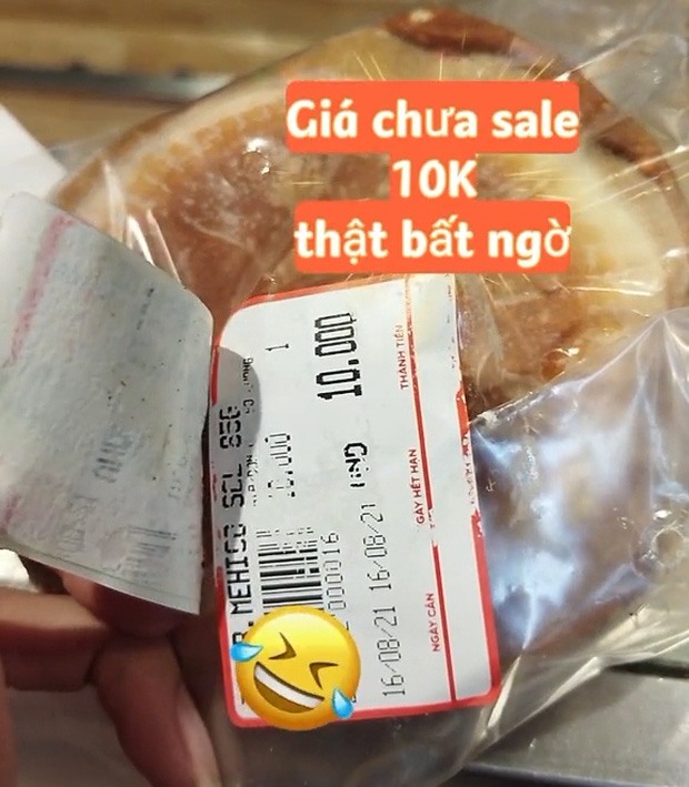 Đang hớn hở vì săn được chiếc bánh mì khuyến mại, chàng trai bỗng dở khóc dở cười khi phát hiện giá thật phía sau - Ảnh 4.