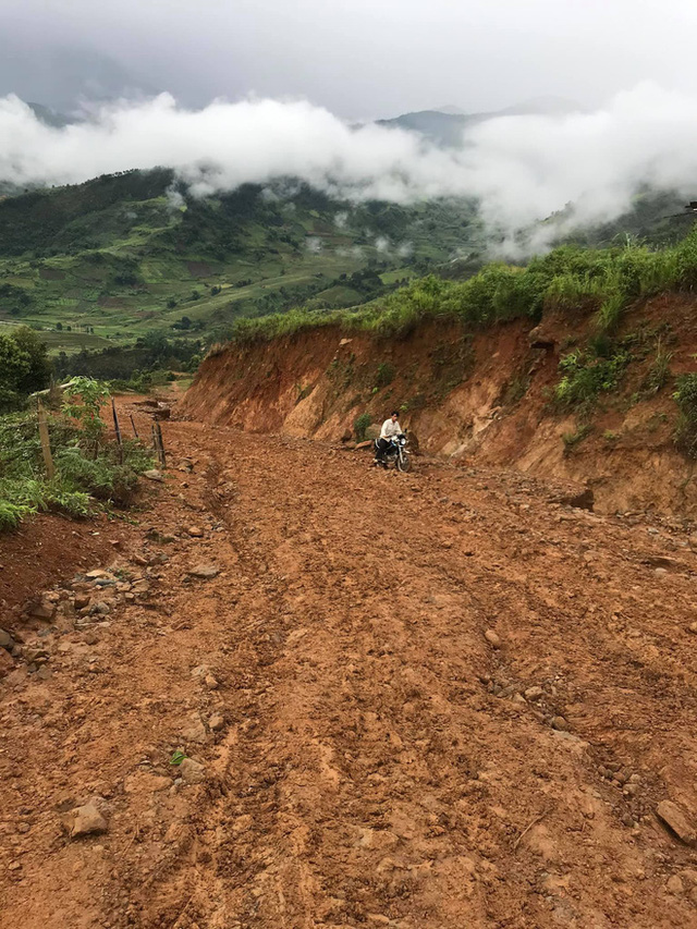 Nhiều lần ngã sõng soài trên dốc núi đầy bùn đất, nữ giáo viên 9X xinh đẹp vẫn quyết tâm cõng chữ lên vùng cao, bám bản dạy học - Ảnh 8.