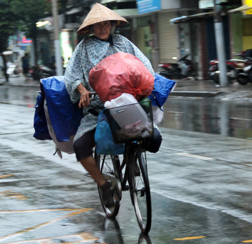 Xúc động trước hình ảnh người phụ nữ vừa truyền nước vừa bán rau