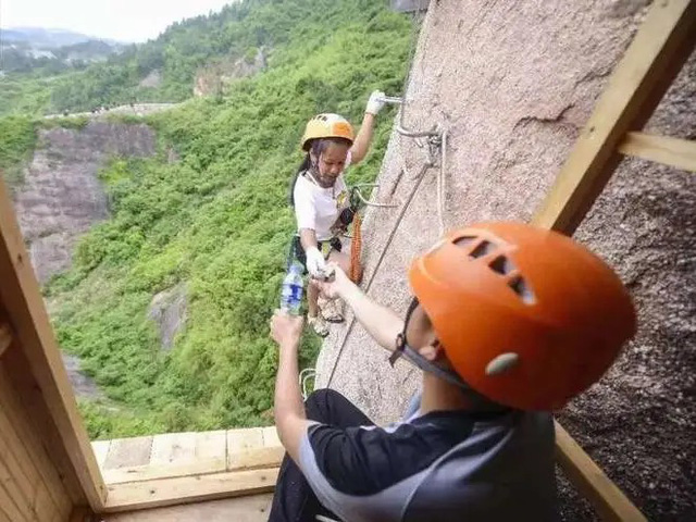 Kỳ lạ cửa hàng tiện lợi bất tiện nhất thế giới trên vách núi tại Trung Quốc - Ảnh 1.