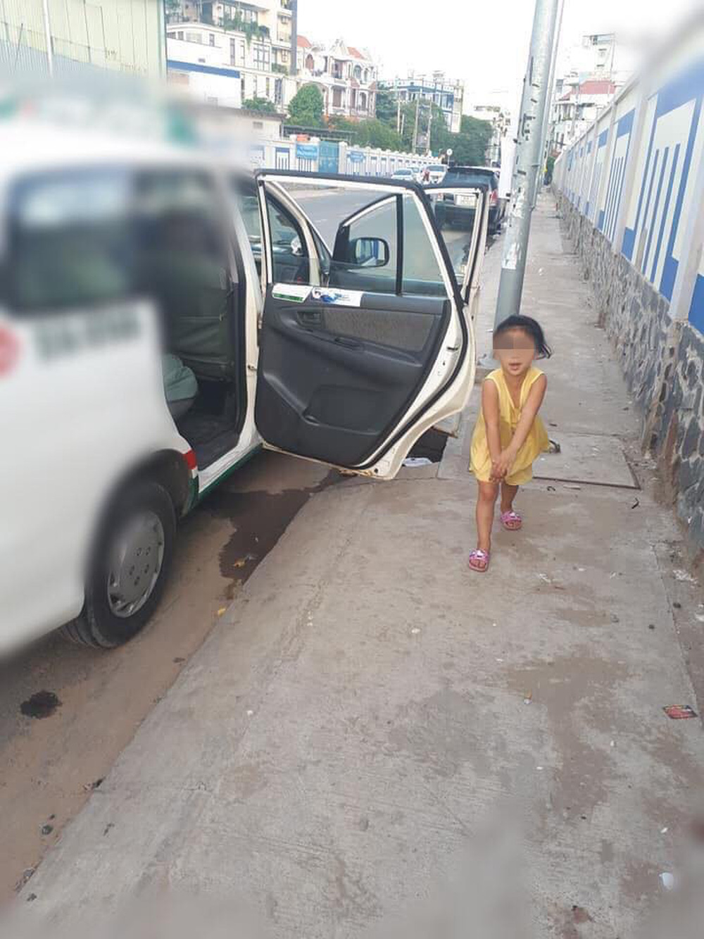 Cô bé nô đùa bên đường và câu nói vọng ra từ taxi của tài xế khiến người đi đường sững lại - Ảnh 1.